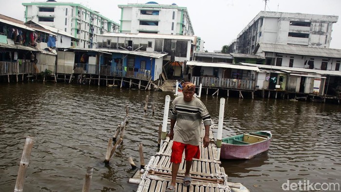 Kemiskinan Masih Menghantui Jakarta Aktivitas masyarakat miskin melewati akhir pekan di kampung nelayan Muara Baru, Penjaringan, Jakarta Utara, Minggu (13102024). Menurut data BPS, persentase penduduk miskin Jakarta pada Maret 2024 sebesar 4,30%, menurun 0,14% poin terhadap Maret 2023 yang sebesar 4,44%. Akan tetapi jika dibandingkan sejak Maret 2016, kemiskinan di Jakarta justru meningkat. Sementara angka nasional mencatat jumlah masyarakat miskin mencapai 9,03% atau sekitar 25,22 juta orang per Maret 2024.