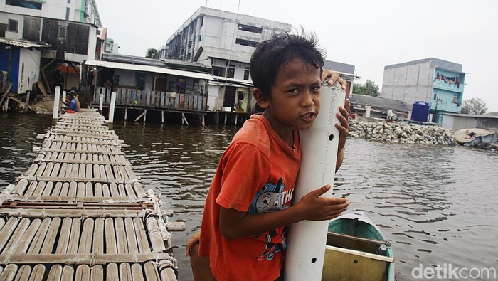 Aktivitas masyarakat miskin melewati akhir pekan di kampung nelayan Muara Baru, Penjaringan, Jakarta Utara, Minggu (13102024).  Menurut data BPS, persentase penduduk miskin Jakarta pada Maret 2024 sebesar 4,30%, menurun 0,14% poin terhadap Maret 2023 yang sebesar 4,44%. Akan tetapi jika dibandingkan sejak Maret 2016, kemiskinan di Jakarta justru meningkat. Sementara angka nasional mencatat jumlah masyarakat miskin mencapai 9,03% atau sekitar 25,22 juta orang per Maret 2024.