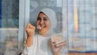 Terlepas dari pengumuman kehamilan ini, Kesha Ratuliu sehari-harinya disibukkan dengan bekerja hingga mengurus anak. Namun, wanita ini juga sering menunjukkan posenya saat kulineran. Foto: Instagram @kesharatuliu05