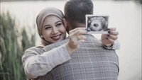 Pemain sinetron Kesha Ratuliu mengumumkan kabar bahagia atas kehamilan anak ketiga yang sebenarnya tidak direncanakan. Foto: Instagram @kesharatuliu05
