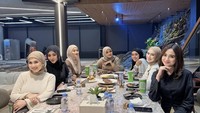 Usai merayakan lebaran tahun ini, ponakan Mona Ratuliu itu sempat hadir di acara Halal Bihalal bersama teman-teman di rumah Aurel Hermansyah. Berbagai macam makanan pun telah tersedia di meja. Foto: Instagram @kesharatuliu05