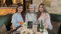 Wanita yang akan menjadi ibu anak tiga itu juga sempat makan siang di sebuah restoran. Ada dessert hingga beberapa minuman terlihat di mejanya. Foto: Instagram @kesharatuliu05