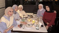Selain bersama suami, pemain film “Anak Ajaib” itu juga kerap menunjukan momen makan bersama teman-teman perempuannya. Salah satunya ini ketika mereka makan-makan cantik di restoran Union, menikmati kue hingga es kopi. Foto: Instagram @kesharatuliu05