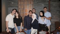 Lucu! Kali ini wanita kelahiran 1998 itu makan bersama suami dan pasangan artis lainnya di restoran. Mulai dari El Rumi dan Syifa Hadju hingga Ali Syakieb dan istri. Foto: Instagram @kesharatuliu05