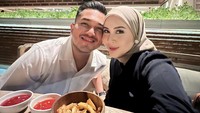 Tidak hanya di hotel The Langham, Kesha dan suaminya, Andhi juga sempat makan di restoran Sundara The Four Seasons. Salah satu hidangan yang mereka makan adalah kentang goreng ini. Foto: Instagram @kesharatuliu05