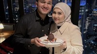 Romantisnya artis berusia 26 tahun ini saat merayakan ulang tahun pernikahan dengan suaminya. Ia dan sang suami makan malam di restoran The Langham, menikmati dessert cokelat lezat. Foto: Instagram @kesharatuliu05