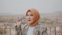Sempat traveling ke Turki, begini pose anggun Kesha Ratuliu saat menikmati sarapan dengan pemandangan indah. Ia mengungkap jika makanan Turki kebanyakan karbo dan manis-manis. Foto: Instagram @kesharatuliu05