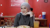 Belum lama ini, mantan artis cilik itu sempat menunjukkan momen ketika makan di Pasar Modern BSD. Ia makan Nasi Gudeg & Liwet Cah Solo. Foto: Instagram @kesharatuliu05