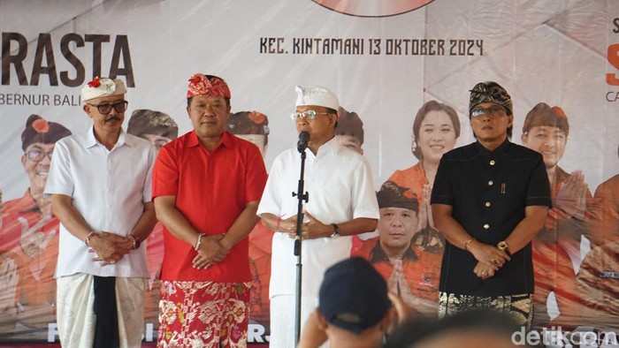 Wayan Koster dan Giri Prasta, bersama Sedana Arta dan Wayan Diar saat kampanye di Desa Bayung Gede, Kintamani, Bangli, Minggu (13/10/2024).