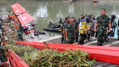 KSAD Pimpin TNI Bersih-bersih Sungai Ciliwung