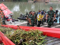 KSAD Pimpin TNI Bersih-bersih Sungai Ciliwung
