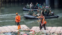 Maruli menaiki perahu karet untuk meninjau aksi bersih-bersih sampah di Sungai Ciliwung, Jakarta, Minggu (13/10/2024).