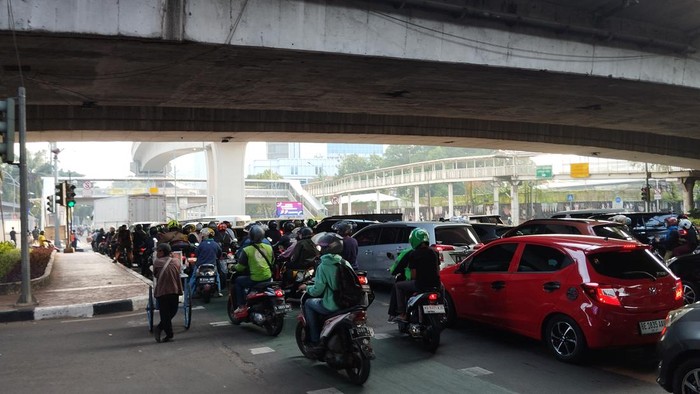 Macet di simpang Mampang Prapatan