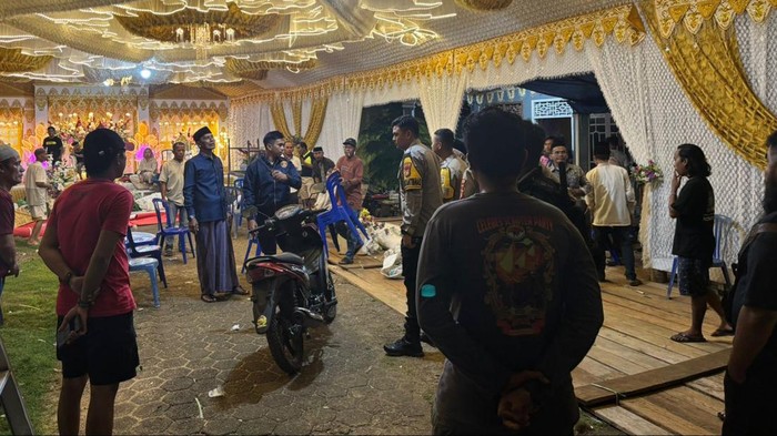 Pria bernama Aripuddin (35) di Kabupaten Mamuju, Sulawesi Barat (Sulbar) nyaris jadi sasaran amukan massa usai mengamuk dan mengancam warga menggunakan badik di acara pesta pernikahan.