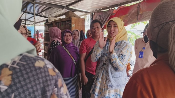 Mbak Vivit saat blusukan temui pedagang di Pasar Pandangan, Rembang, Minggu (13/10/2024).