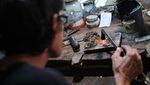 Melihat Perajin Tradisional Bikin Perhiasan Perak di Kendari