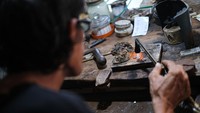 Perajin itu mampu membuat puluhan perhiasan perak seperti cincin, kalung, gelang, dan anting menggunakan alat tradisional dalam waktu sebulan.   