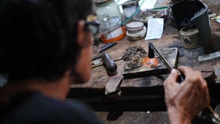 Perajin melihat perhiasan berbahan perak yang dibuatnya di Kendari, Sulawesi Tenggara, Minggu (13/10/2024). Menurut perajin, mereka mampu membuat puluhan perhiasan perak seperti cincin, kalung, gelang dan anting menggunakan alat tradisional dalam waktu sebulan, untuk dijual dengan kisaran harga Rp40 ribu hingga Rp2 juta per buah tergantung berat dan modelnya. ANTARA FOTO/Andry Denisah/foc.
