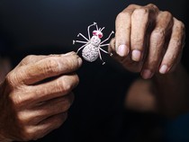 Melihat Perajin Tradisional Bikin Perhiasan Perak di Kendari