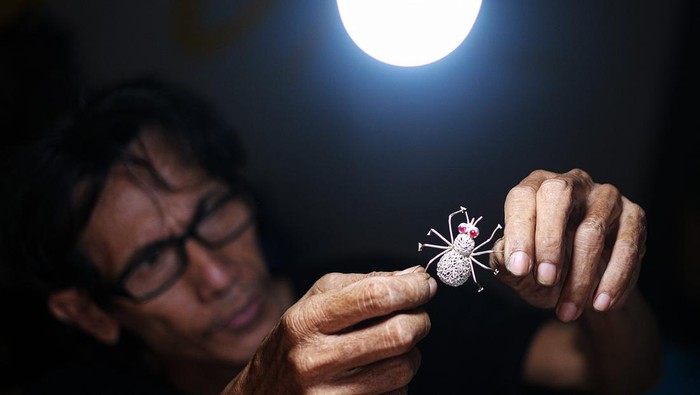 Perajin melihat perhiasan berbahan perak yang dibuatnya di Kendari, Sulawesi Tenggara, Minggu (13/10/2024). Menurut perajin, mereka mampu membuat puluhan perhiasan perak seperti cincin, kalung, gelang dan anting menggunakan alat tradisional dalam waktu sebulan, untuk dijual dengan kisaran harga Rp40 ribu hingga Rp2 juta per buah tergantung berat dan modelnya. ANTARA FOTO/Andry Denisah/foc.