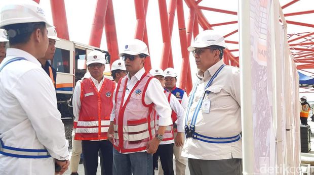Menteri Perhubungan (Menhub) Budi Karya Sumadi, saat mengecek proyek pembangunan Elevated Rail Simpang Tujuh Joglo, Kecamatan Banjarsari, Kota Solo, Minggu (13/10/2024).