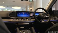 Beralih ke interior, ubahan paling major dari mobil ini hanya terletak pada bagian setirnya. Di mana, setir New GLS 450 menggunakan mayoritas kelir hitam dan piano black untuk tombol-tombolnya serta logo Mercedes-Benz yang membesar di tengah. Namun sayang Mercedes-Benz tak banyak menyegarkan headunit-nya. (Foto: Muhammad Hafizh Gemilang)