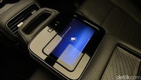 Untuk fitur hiburannya, MBUX generasi terbaru sudah hadir di GLS 450 ini. Mercedes-Benz juga memberikan MBUX rear tablet untuk penumpang belakangnya. Selain itu, sistem audio mobil ini juga menggunakan Burmester. (Foto: Muhammad Hafizh Gemilang)