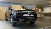 Mercedes-Benz New GLS 450 masih mengusung kode bodi X167. Ubahan paling terasa di mobil ini adalah dari bentuk desain radiator grille-nya yang menjadi lebih ‘ramai’. Selain itu bagian peleknya pun disegarkan dengan desain khas pelek AMG multispoke. (Foto: Muhammad Hafizh Gemilang)