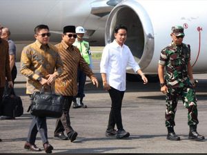 Momen Prabowo Ketemu Jokowi di Solo: Dijemput Gibran-Acungkan Jempol