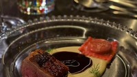 Kreasi masakan lainnya dari Napoli Matfia. Berupa pasta ravioli yang disajikan bersama daging bebek panggang. Foto: Instagram @napolimatfia