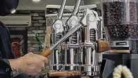Tak hanya mahir dengan kuliner Italia, tapi Matfia juga bisa meracik kopi. Begini potretnya ketika sedang meracik kopi dengan mesin canggih. Foto: Instagram @napolimatfia