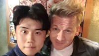 Pada suatu kesempatan, Napoli Matfia sempat berfoto dengan chef Gordon Ramsay. Dalam unggahannya, Matfia mengucapkan terima kasih karena chef dunia itu berkenan foto bersamanya. Foto: Instagram @napolimatfia