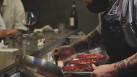 Begini penampilan Napoli Matfia saat mengelola restoran Italia. Ia terlihat menyiapkan pasta yang tampak menggugah selera. Foto: Instagram @napolimatfia