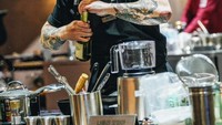 Chef yang pernah menempuh pendidikan di Shinhan University ini juga diketahui mengelola restoran Italia bernama Via Toledo Pasta Bar di Seoul, Korea Selatan. Ini gayanya ketika memasak di program tersebut. Foto: Instagram @napolimatfia