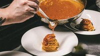 Satu lagi kreasi pasta yang tampak lezat buatan Napoli. Ia memperlihatkan bagaimana proses plating dengan menyiramkan saus bolognese. Foto: Instagram @napolimatfia