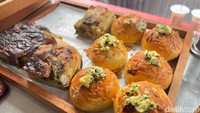 Beberapa menu sudah disiapkan dan terususun di etalase seperti ini. Sehingga pengunjung bisa melihat dan memilih secara langsung makanan yang diinginkan. Jika ingin dimakan langsung, makanannya juga bisa dipanaskan dulu. Foto: Detikcom / Atiqa Rana
