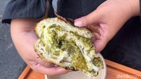 Roti foccacianya punya tekstur yang kenyal chewy tetapi bagian luarnya renyah. Cocok dipadukan dengan saus pesto dan keju mozarella yang lumer. Foto: Detikcom / Atiqa Rana