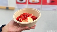 Dessertnya beragam, tetapi Berry Pavlova jadi andalan. Pavlovanya tidak terlalu manis dan cocok dipadukan buah stroberi dan saus stroberi agak asam. Foto: Detikcom / Atiqa Rana