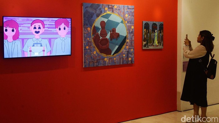 Pengunjung mengamati karya seni yang dipamerkan dalam Indonesian Contemporary Art and Design (ICAD) 2024 di Hotel Grandkemang, Jakarta Selatan, Minggu (13/10/2024). Indonesian Contemporary Art & Design (ICAD) edisi ke-14 menampilkan karya 75 seniman dan desainer lokal berbakat dalam pameran lintas disiplin, termasuk fesyen, film, teknologi, dan kuliner itu berlangsung hingga 10 November 2024.