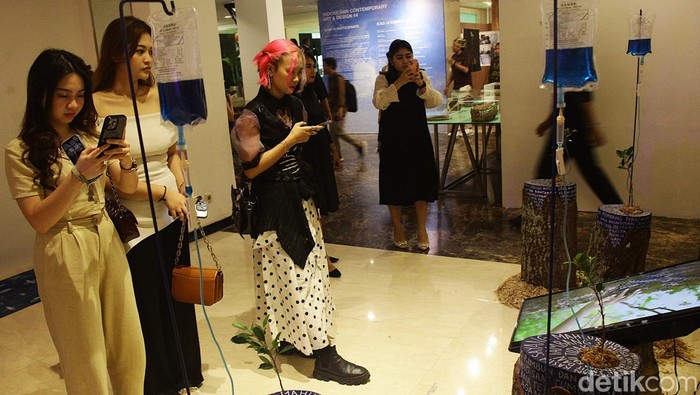 Pengunjung mengamati karya seni yang dipamerkan dalam Indonesian Contemporary Art and Design (ICAD) 2024 di Hotel Grandkemang, Jakarta Selatan, Minggu (13/10/2024). Indonesian Contemporary Art & Design (ICAD) edisi ke-14 menampilkan karya 75 seniman dan desainer lokal berbakat dalam pameran lintas disiplin, termasuk fesyen, film, teknologi, dan kuliner itu berlangsung hingga 10 November 2024.