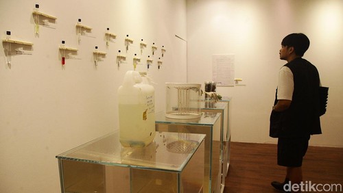 Pengunjung mengamati karya seni yang dipamerkan dalam Indonesian Contemporary Art and Design (ICAD) 2024 di Hotel Grandkemang, Jakarta Selatan, Minggu (13/10/2024). Indonesian Contemporary Art & Design (ICAD) edisi ke-14 menampilkan karya 75 seniman dan desainer lokal berbakat dalam pameran lintas disiplin, termasuk fesyen, film, teknologi, dan kuliner itu berlangsung hingga 10 November 2024.
