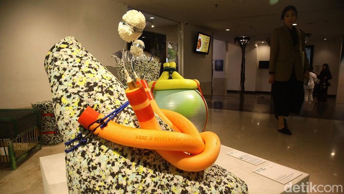 Pengunjung mengamati karya seni yang dipamerkan dalam Indonesian Contemporary Art and Design (ICAD) 2024 di Hotel Grandkemang, Jakarta Selatan, Minggu (13/10/2024). Indonesian Contemporary Art & Design (ICAD) edisi ke-14 menampilkan karya 75 seniman dan desainer lokal berbakat dalam pameran lintas disiplin, termasuk fesyen, film, teknologi, dan kuliner itu berlangsung hingga 10 November 2024.