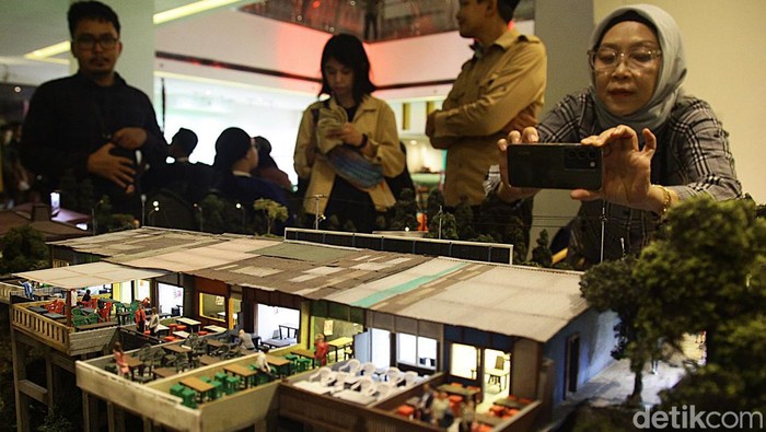 Pengunjung mengamati karya seni yang dipamerkan dalam Indonesian Contemporary Art and Design (ICAD) 2024 di Hotel Grandkemang, Jakarta Selatan, Minggu (13/10/2024). Indonesian Contemporary Art & Design (ICAD) edisi ke-14 menampilkan karya 75 seniman dan desainer lokal berbakat dalam pameran lintas disiplin, termasuk fesyen, film, teknologi, dan kuliner itu berlangsung hingga 10 November 2024.