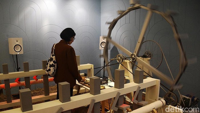 Pengunjung mengamati karya seni yang dipamerkan dalam Indonesian Contemporary Art and Design (ICAD) 2024 di Hotel Grandkemang, Jakarta Selatan, Minggu (13/10/2024). Indonesian Contemporary Art & Design (ICAD) edisi ke-14 menampilkan karya 75 seniman dan desainer lokal berbakat dalam pameran lintas disiplin, termasuk fesyen, film, teknologi, dan kuliner itu berlangsung hingga 10 November 2024.