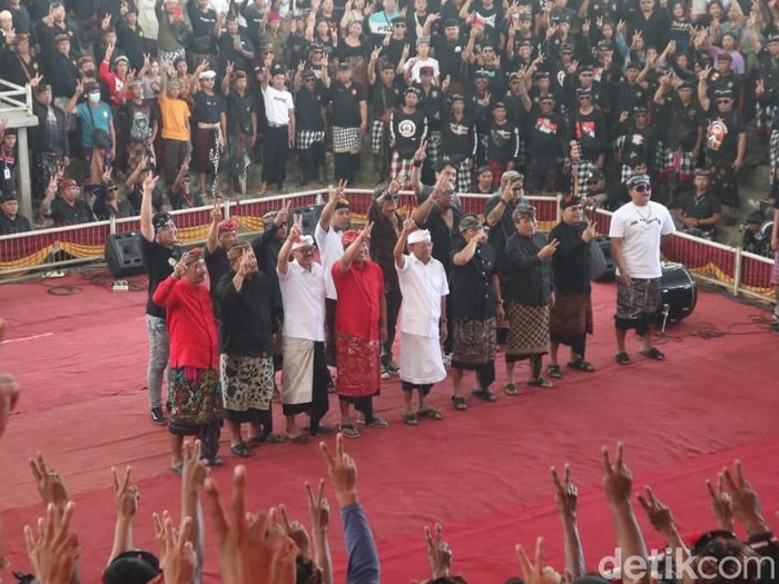 Paslon gubernur dan wakil gubernur Bali nomor 2, Wayan Koster dan I Nyoman Giri Prasta (Koster-Giri) menemui sekitar 3.500 warga Kecamatan Bangli di wantilan Desa Pengotan, Minggu (13/10/2024).