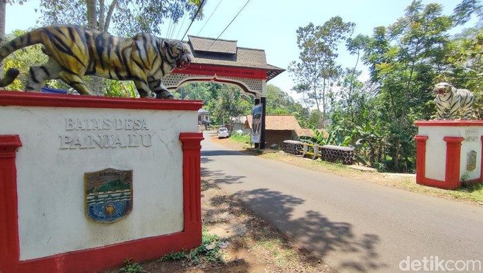 Patung Harimau atau Maung di Gerbang Kecamatan Panjalu, Kabupaten Ciamis.