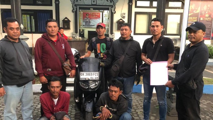 Petugas Polsek Gilimanuk menangkap dua terduga pelaku curanmor di Pelabuhan Gilimanuk, Minggu (13/10/2024).