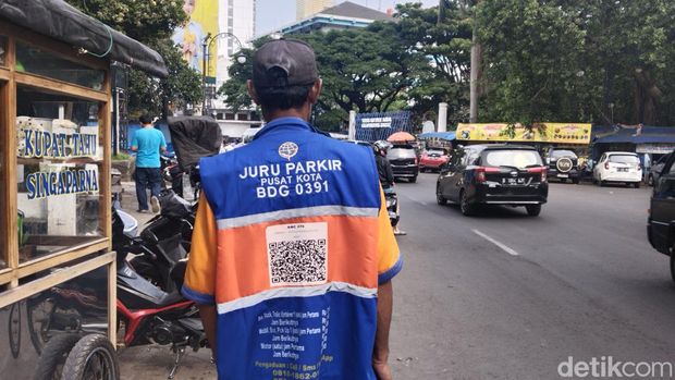 Pembayaran parkir pakai QRIS dikeluhkan juru parkir.