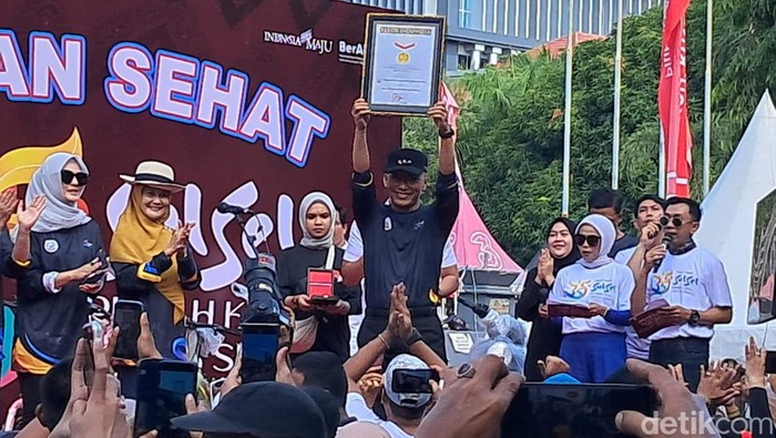 Pemprov Sulsel memecahkan rekor Muri untuk kegiatan jalan sehat dengan jumlah peserta terbanyak.