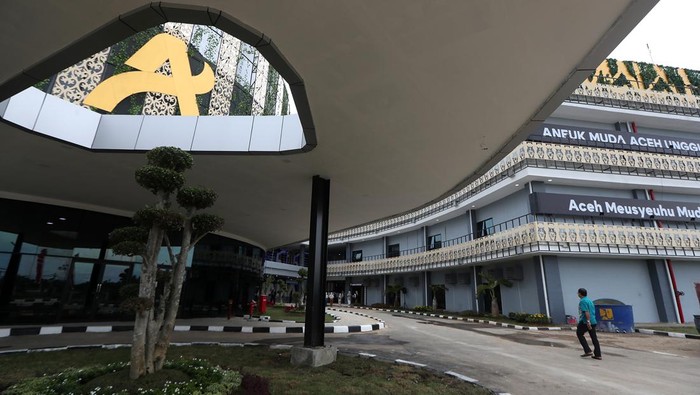 Suasana salah satu ruang pada gedung Aneuk Muda Aceh Unggul dan Hebat (AMANAH) Aceh yang telah selesai pembangunannya di Kawasan Industri Aceh (KIA) Ladong, Aceh Besar, Aceh, Minggu (13/10/2024). Gedung AMANAH Aceh yang direncanakan akan diresmikan Presiden Joko Widodo pada 15 Oktober 2024 itu diharapkan menjadi wadah pengembangan diri serta peningkatan kapasitas sumber daya manusia Aceh dalam bidang kreatif, riset, teknologi, industri kreatif, pendidikan, literasi, budaya dan bahasa. ANTARA FOTO/Irwansyah Putra/aww.